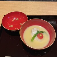 鷹庵 - 白味噌仕立て 丸餅 亀甲大根 日の出人参 鶴小芋 鶯菜 辛子