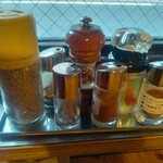 麺場 浜虎 - 卓上調味料の愉快な仲間達