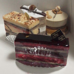 欧風菓子 ル・ブラン - 手前：オペラ・ルージュ