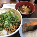 すき家 - 料理写真:焼鮭まぜのっけ朝食(490円)＋納豆(90円)