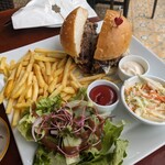 The Republic - 料理写真:ボリュームあるハンバーガー