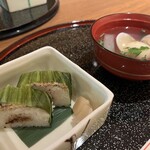 Nihon Ryouri Setouchi - 炙り穴子押し寿司　蛤の潮仕立て
      お吸い物の中には大ぶりの蛤とお餅や蒲鉾　良いお出汁で心身共にあったまる。炙り穴子もとても良い炙り加減　周りは広島菜か青菜でさっぱりといただけます。