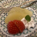 Nihon Ryouri Setouchi - 【甘味】　
      最後はフルーツで。さっぱりとしたラフランスに一仕事で苺と生クリーム　食後にぴったり。後味スッキリ。