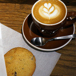 THE ROASTERY BY NOZY COFFEE - インドネシアのアルールバダのカフェラテとチョコレートクッキー