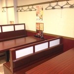 Chuugokuryouri Tenshou - お店のテーブル席です。ご友人やご家族でどうぞ！ 