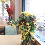 オンディーヌ - フェイクですがフラワーアレンジメントが飾られています♪
