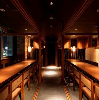 Private Dining Tomoru - 最大４０名様の完全個室。 左側はツインタワーが望めます。