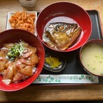 みなと食堂 - 「かんぱち漬け丼定食(900円)」と「ヒメアマエビのかき揚げ(300円)」