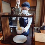 和栗菓子kiito - お客さまの目の前で、店頭に設置した専用の絞り機から絞って提供