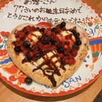 Italian Kitchen VANSAN 獨協大学前トーブイコート店 - 皆さんに誕生日の歌を唄って頂き、母もとても喜んでいました。生地が分厚かったので、もう少し薄くてもいいかなと思いました。
