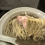 丿貫 - 細麺のパキパキ食感が良い。そしてスープの味が濃厚。煮干の旨味が凝縮しており、スープ自体は軽くトロミがあるがあっさり。