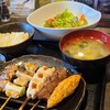 炙り処しょうの屋 - 焼き鳥5本セット(税込1,320円)
①ハツ【塩】②葱間【塩】③笹身、梅肉載せ【塩】④砂ずり【塩】⑤つくね【タレ】
⑥サラダ(千切りキャベツ、レタス、ミニトマト、豆苗)
⑦白ご飯⑧お味噌汁⑨お漬け物