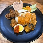 Dapoer Indonesia - 豪華インドネシア料理プレート 1,680円