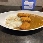 Bistro﻿ Tresor - サラダをいただいてるとお願いしたランチカレーの出来上がりです。