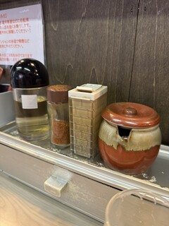 横浜中華そば 維新商店 - 卓上の調味料