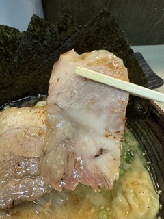 横浜中華そば 維新商店 - 香ばしい吊るし焼きチャーシュー