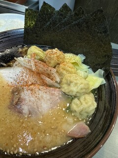 横浜中華そば 維新商店 - 卓上の一味唐辛子でピリリと味変