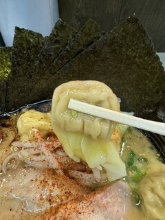 横浜中華そば 維新商店 - ほんのり酸味が爽やかな肉ワンタン