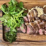 Itameshi Ando Suteki Rifurando - ラムランプのステーキ、パクチーソース