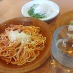 サイゼリヤ - パルマ風スパゲッティと柔らか青豆の温サラダ