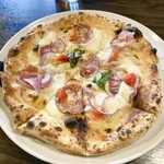 ピッツエリアバール　CACTUS　D'ORO - ミラネーゼ（ミラノサラミ・玉ねぎ・トマトのオイル系ピザ）