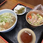 手打の味 小泉 - うどん（きつねトッピング）・サラダ・サービスの漬け物