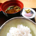 Kappou Ryouri Fukuyasu - 白ご飯　赤出汁　香の物