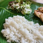 フィリピン料理 パラヨック - ライスとサラダ