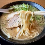 Menya Jirou - 店内で作る自家製中太麺