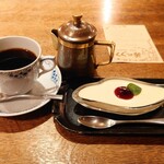 COFFEE HALL くぐつ草 - 『ケーキセット（自家製レアチーズ&ブレンドコーヒー）（1300円税込）』