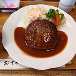 くいしん坊 - ◯ハンバーグ
            柔らかな気味な食感で、コンガリと焼かれている
            牛100%のハンバーグとなる
            
            調べた説明では
            和牛のすね肉、バラ肉、有脂牛の
            ３つの部位のミンチ使用とは書かれている