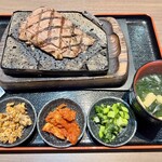 感動の肉と米 - ロースステーキセット¥1,000円✨