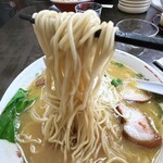 E・Y竹末 - 低加水のパッツンストレート麺！ もうスープとの相性が抜群♪