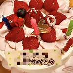 229968630 - いちごのケーキは何故これほどまでに万人受けするのだろう。