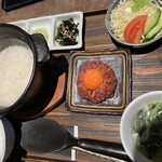 焼肉ハウス大将軍 - ユッケ丼定食