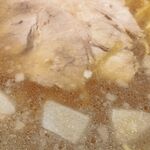 ラーメンショップ 椿 - スープに浮く刻み玉ねぎと背脂