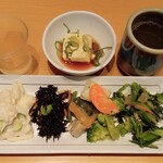 はしや - みかんと白桃のゼリー、湯豆腐、ポテトサラダ、2色のお豆のひじき煮、ゴロゴロ根菜ゴマシーザーサラダ、小松菜とザーサイのお浸し