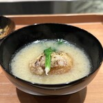 日本料理 晴山 - 【お椀・フカヒレの西京出汁】★★★★ すっぽん出汁と味噌が作る深く温まる美味しさが染みる。揚げフカヒレは食感よく噛む毎にうまく、その溶け出した油感を出汁が受け止め、コクを増していく。