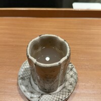 日本料理 晴山 - 【宍道湖のシジミの出汁】★★★
                    綺麗なだけでなく重厚感ある旨みが胃に染みてくる。
                    寒い体を温めてくれるおもてなしの一品。
                    