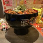 名代 宇奈とと - 鰻4倍ギガ増し丼大　1,200円(税込)　※あれ……何か容器、上げ過ぎてません？