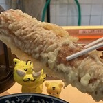 梅田 釜たけうどん - ちくわ天、にゅ〜〜ん！