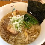 ラーメン イッケン - 背脂浮かぶ醤油スープに出汁が効いてて優しい！