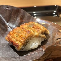 日本料理 晴山 - 【鰻と栗の飯蒸し・朴葉焼き】★★★★★
                      炊いて骨を抜いて焼いた鰻は柔らかでトロける！
                      口の中で栗と餅米の甘旨味によーく馴染み、一体となった美味しさが出来上がる！