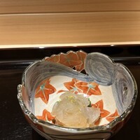 日本料理 晴山 - 【伊勢海老・京壬生菜】★★★
                    玉子醤油をかけて。
                    伊勢海老の甘味が卵のまったりした甘味が包み、柔らかに引き立てる。
                    京壬生菜の瑞々しい青々しさも心地よく、味わいのコントラストも抜群。