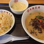 大阪王将 - 黒とんこつラーメン、五目炒飯ハーフ(’-’*)♪