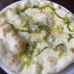 モレット - バジルソースとクワトロフォルマッジョのピッツァ