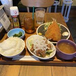 Kafe Komeko - 本日のフライ定食ごはん大盛りと追加の鶏もも米粉から揚げ