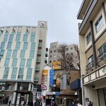 カフェ テラス ヴェルト - 右手の三鷹駅と左手に松屋本社ビル