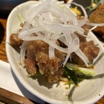 Kafe Komeko - 鶏もも米粉から揚げアップ。オニオンスライスがいいアクセント！(^｡^)