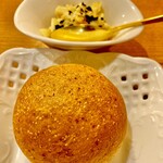 Trattoria NOTO - 20231228ライ麦パンと竹炭の燻製のせバター